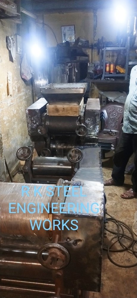 Mild Steel 3- Stage Semi Automatic Noodles Making Machine, Capacity: 250 Kg