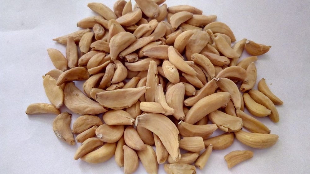 White Dehydrated Garlic Flakes, Packaging Size: 25 Kgs, Packaging: Plastic Bag or Polythen