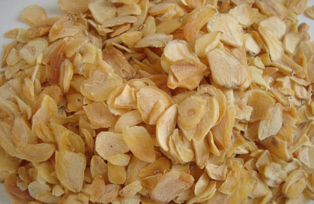 Saptraag Natural Garlic Flakes, Packaging: Plastic Bag or Polythene, India