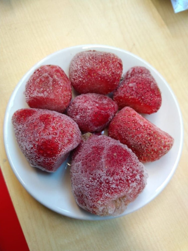 Natural Frozen Whole Strawberry, Packaging Size: 1 Kg, Packaging Type: Packet