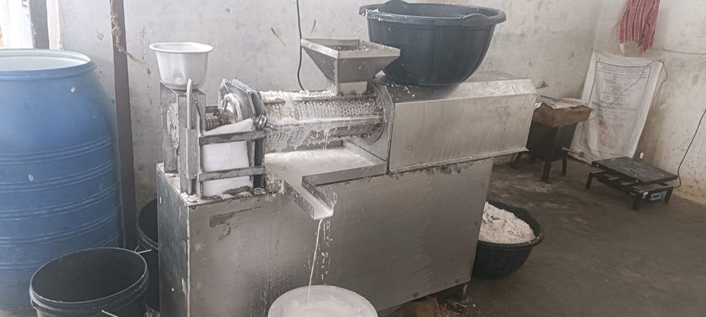 Semi-Automatic Coconut Milk Extractor, 3hp, Capacity: 100 kg/Hr