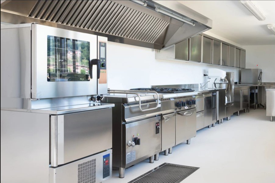 StainleSs Steel COMMERCIAL KITCHEN SETUP WITH Ss CHIMNEY, Resort Interior