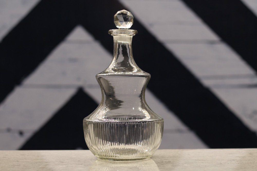 Transparent Glass Decanter Lines Cut, For Hotel, Size: 16*29CM