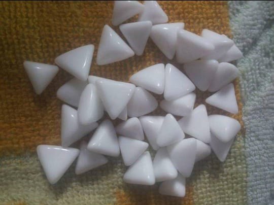 Three Corners Nug White Glass Beads, Size: 15 Mm