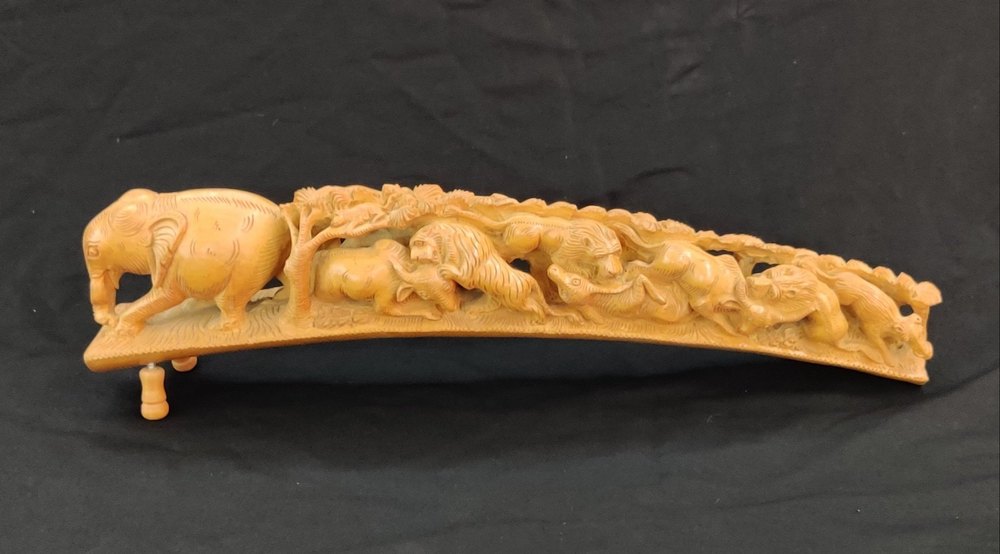 Brown Single Wood Carved Hunting Scene Home Decor Artifacts