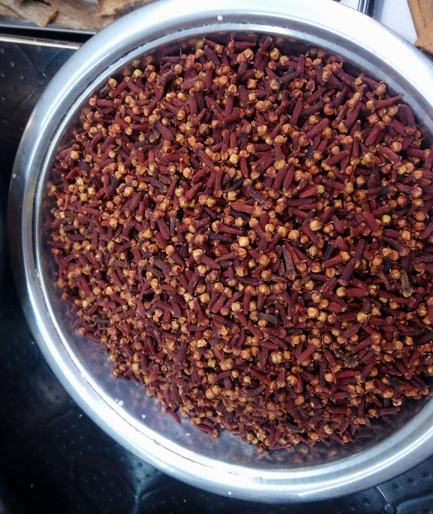 Whole Or Sabut Natural Clove Laung, Packaging: Packet, Mentioned