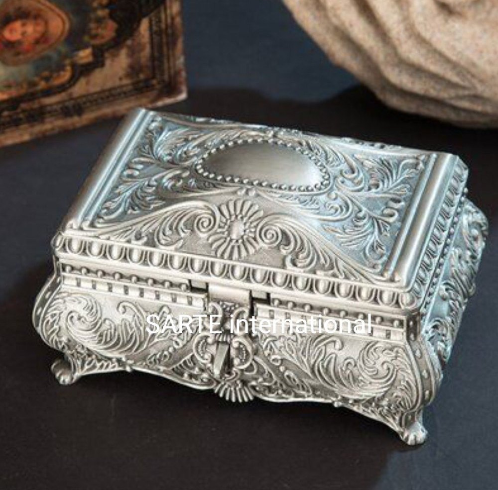 Round White Metal Jewelry Box, Dimension: 4 X 4 Inch