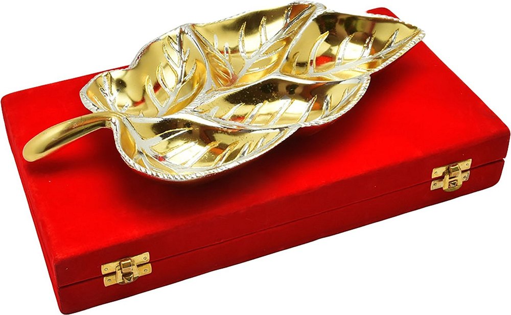 Golden Metal Decorative Leaf Shaped Platter, For Gift, Daily Use, 10 Inch