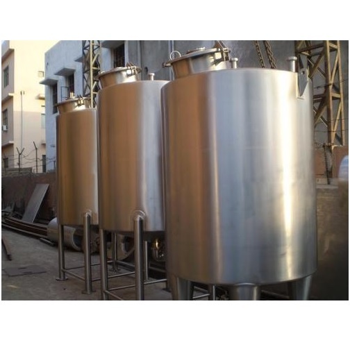 Silver SS Vertical Milk Storage Tank
