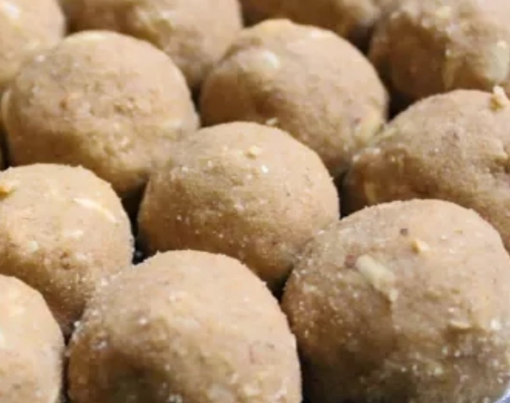 Almond Indian Sweet Atta Gond Laddu, Packaging Size: 500 Grams And 1kg