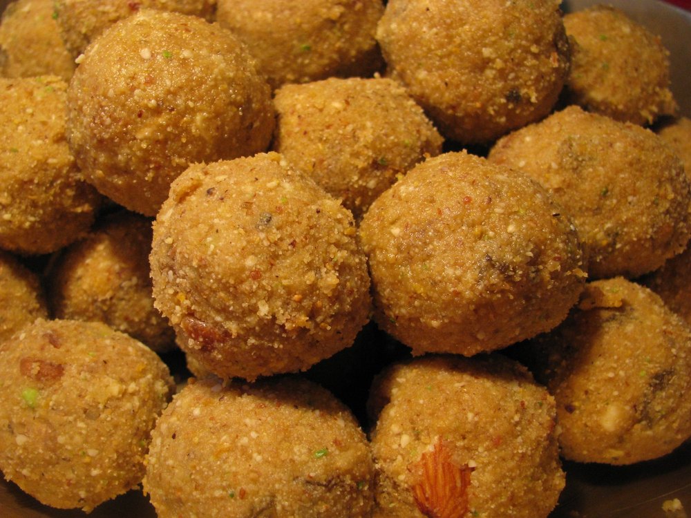 Desi Ghee Ladoo Dhesi House Gond Laddu, Packaging Type: Box, Packaging Size: 1 Kg