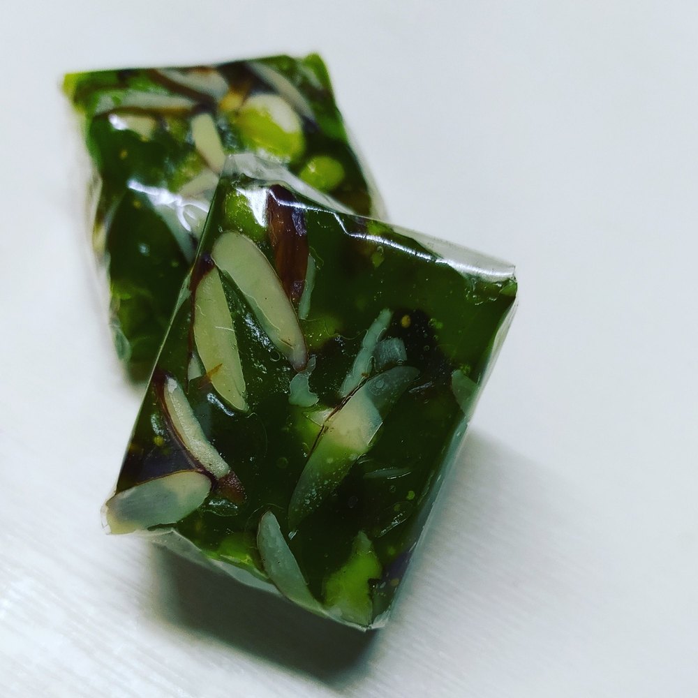 Pista Green Karachi Halwa, Kandivali, Packaging Size: 5/5