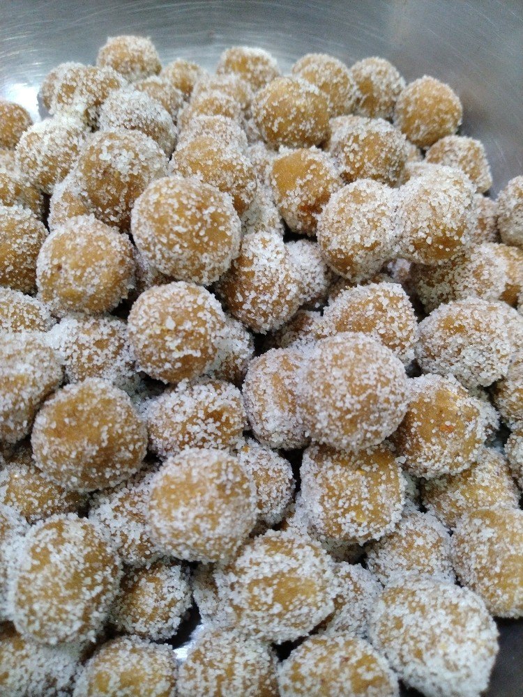 Navrang Yellow Imli Laddu Mouth Freshener Imli Gatagat Madhuri Imli