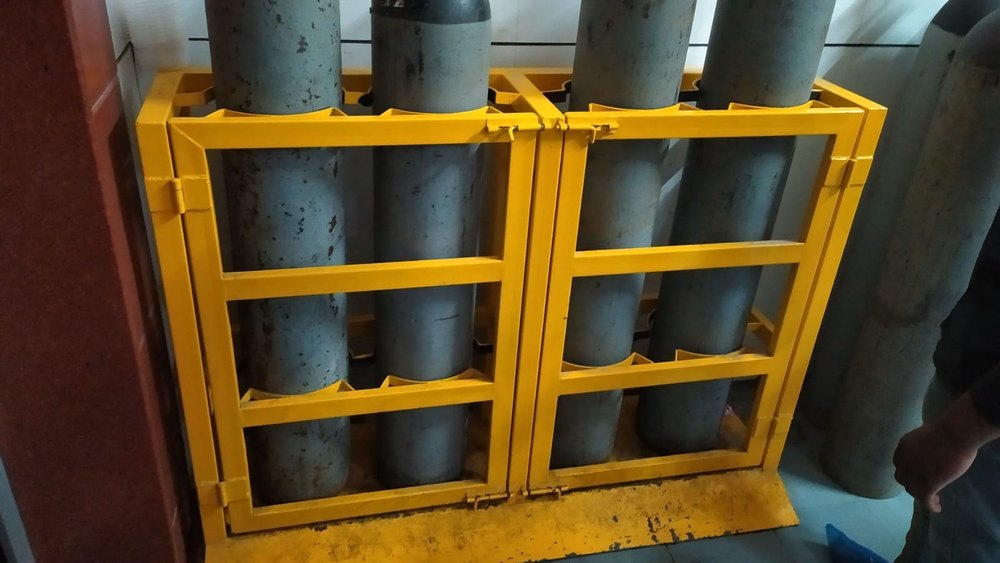 Mild Steel Yellow Gas Cylinder Stand Angle, For Industrial, Size: 4x3feet