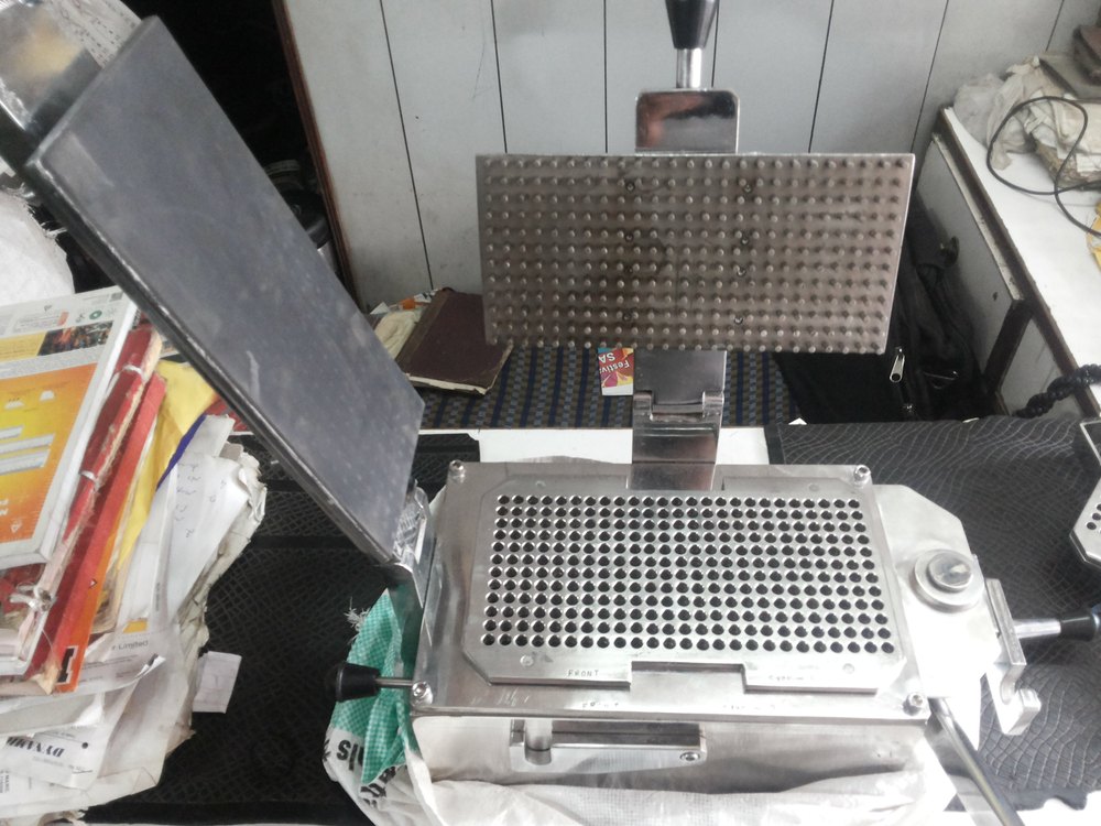 Tamper Proof Manual Capsule Filling Machine, For Pharmaceutical Industry, Capacity: Up To 6000
