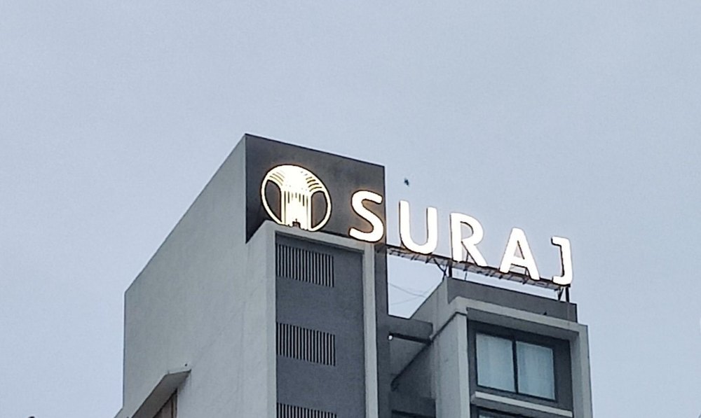 Structure White Building Sign Board, For Advertising, 40x10 Ft