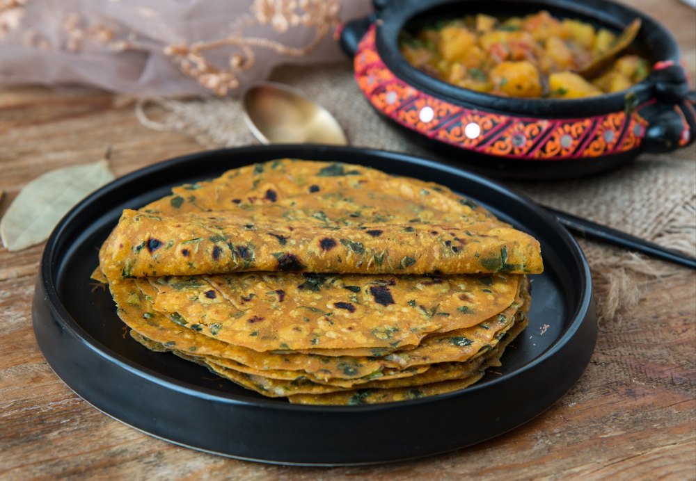 Medium Spicy And Tasty Fresh Methi Thepla, Packaging Type: Plastic Bag