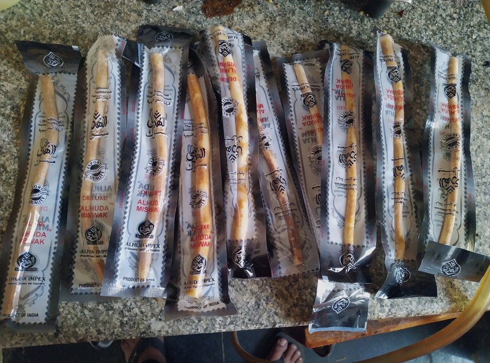 Salvadora Brown Miswak Stick Peelu, Packaging Type: Air Vacuum