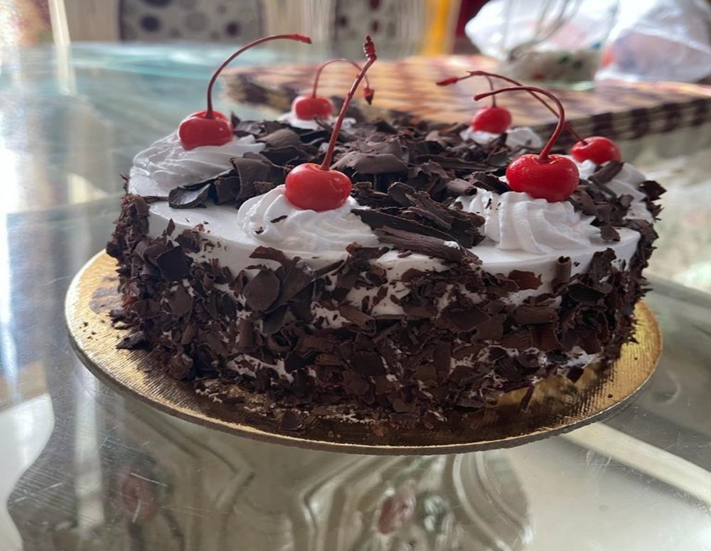 Round Black Forest Chocolate Cake, Packaging Type: Carton Box, Weight: 1 kg