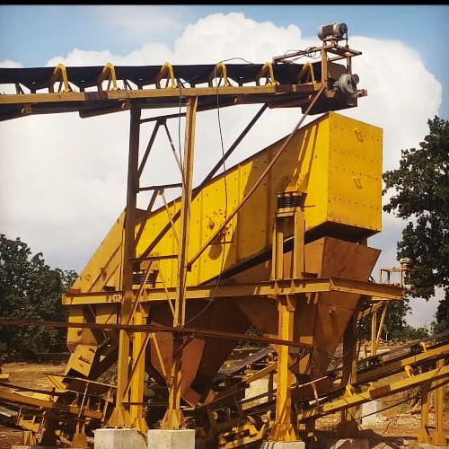 Iron Linear Vibrating Screen Machine, For Industrial, Capacity: 50-100 Tph