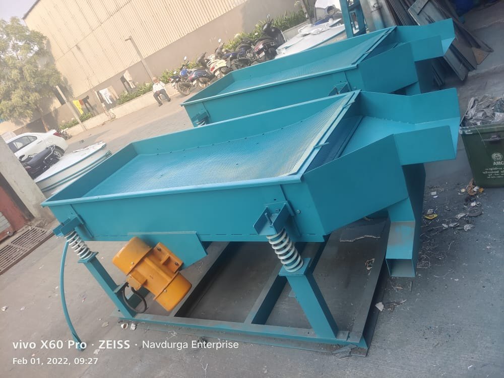 Iron Linear Rectangular Vibrating Screen, For Industrial, Capacity: 1- 2 Ton