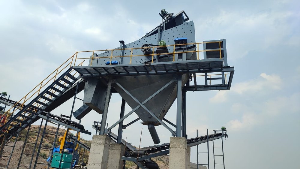 Operating Type / Automation Grade: Electric Vibrating Screen 20x6x3 Deck, Size/Dimension: 6mx1.8m 3deck