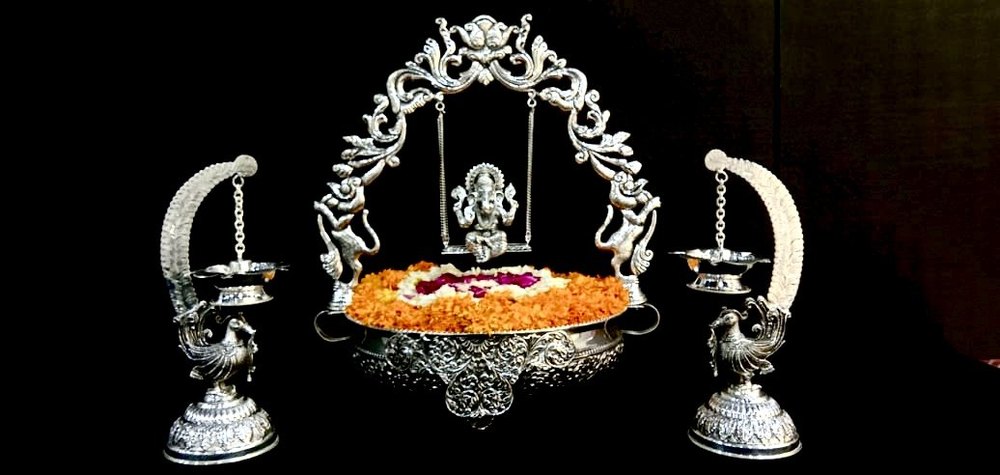 Traditional Carving Round Silver Urli, Size: Varied