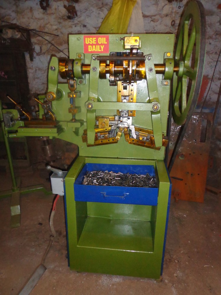 Semi-Automatic Single Phase Packing Clip Machine.