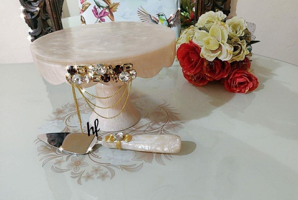 White/Pink Resin Cake Stand With Server/ Knife, Shape: Round, Packaging Type: Box