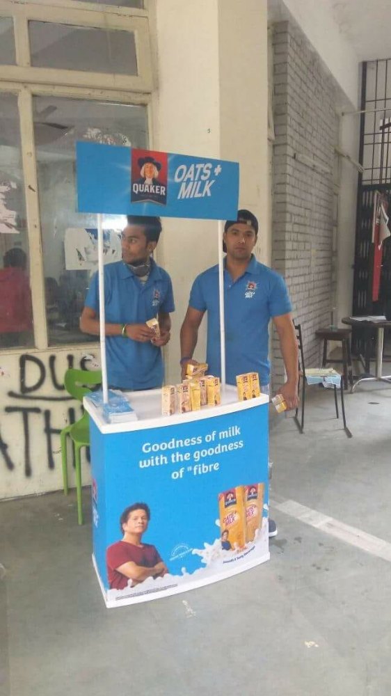 Plastic Promo Table, Size: 2.5*6