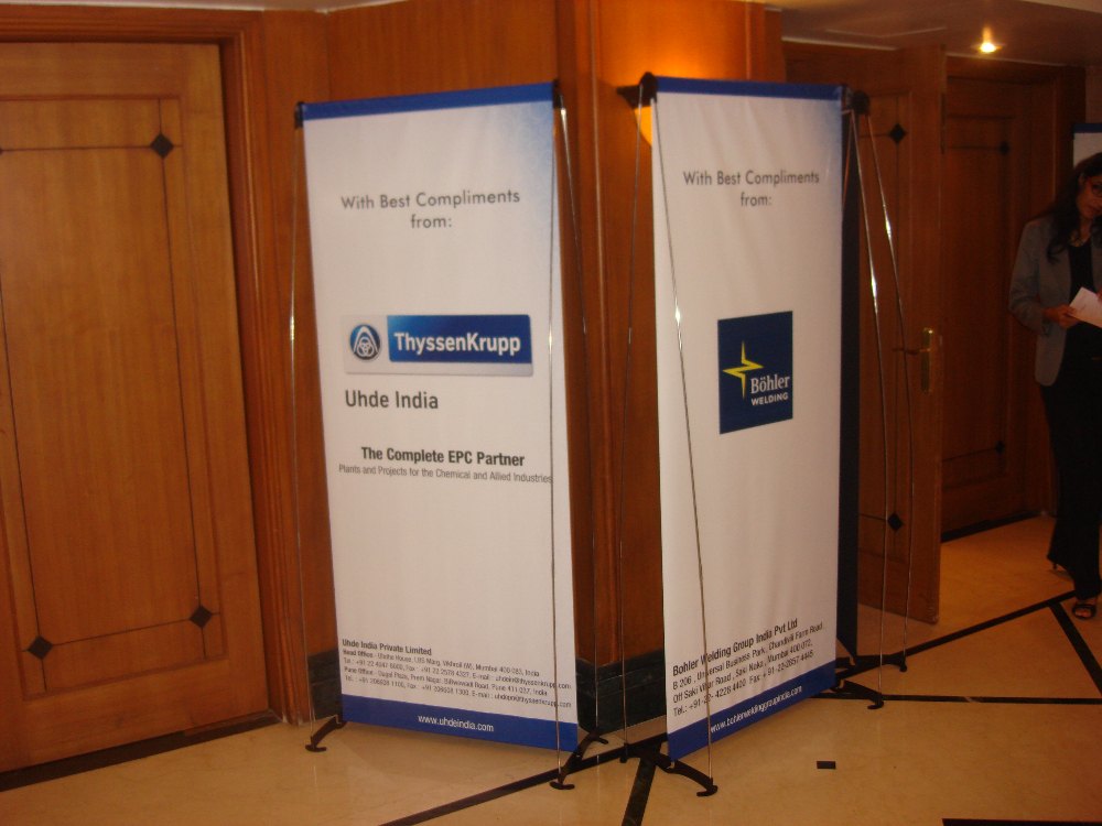 Multicolor Portable Exhibition Standee, Size(feet): 2.75 x 6.5