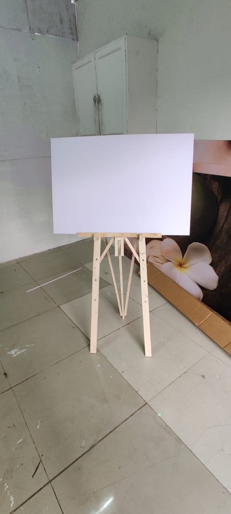 Wooden Board Stand Essal