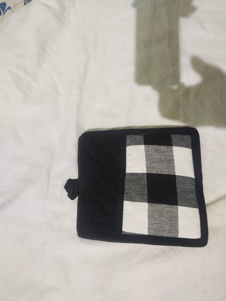 Oven Mitt And Pot Holders, 2