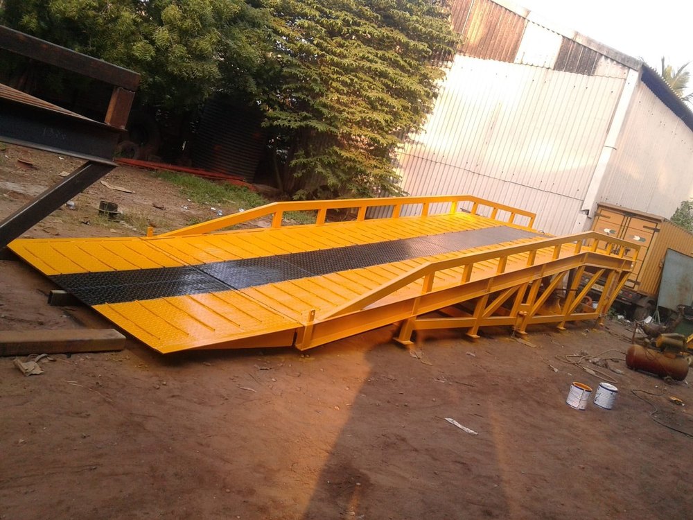 HLT Mild Steel Hydraulic Loading Ramp, Lifting Capacity: 1000