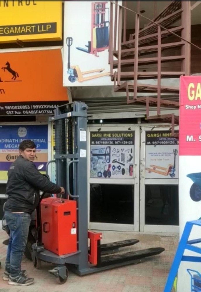 GARGI Mild Steel Semi Battery Stacker, For Material Handling, 550