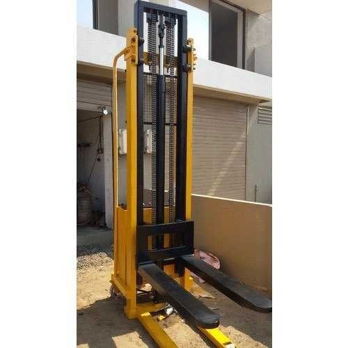 Astha make Semi Battery Stacker, DC, 600 mm
