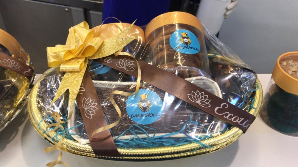 Plum Cake And Cookies Gift Packs, Packaging Size: 18 Inch By 12 Inch