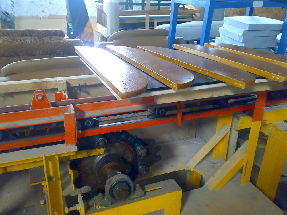 Mild Steel Floor Conveyor, Capacity: 100-150 kg per feet