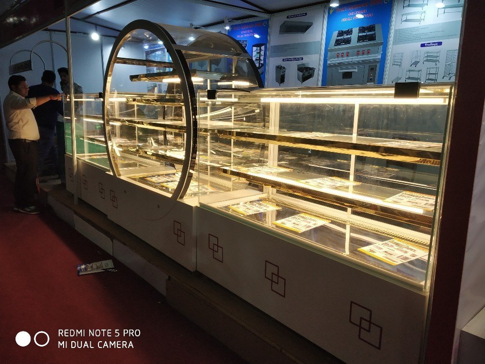 Stainless Steel 20 Feet Sweet Display Counter, For Bakery