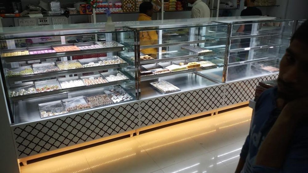 S S finish SS Confectionery Display Case, For Bakery, 4 Shelves