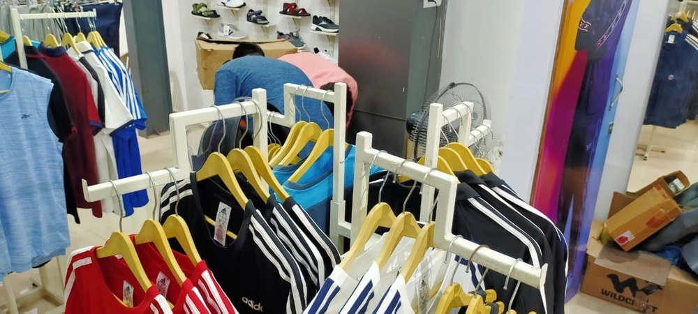 Free Standing Rack 4 Way Garment Display Stand, For Supermarket