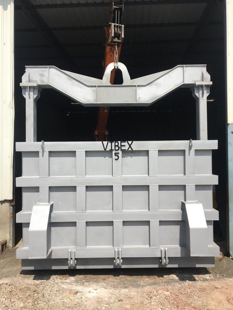 Mild Steel Scrap Charging Bucket, Lifting Capacity: 4 Ton