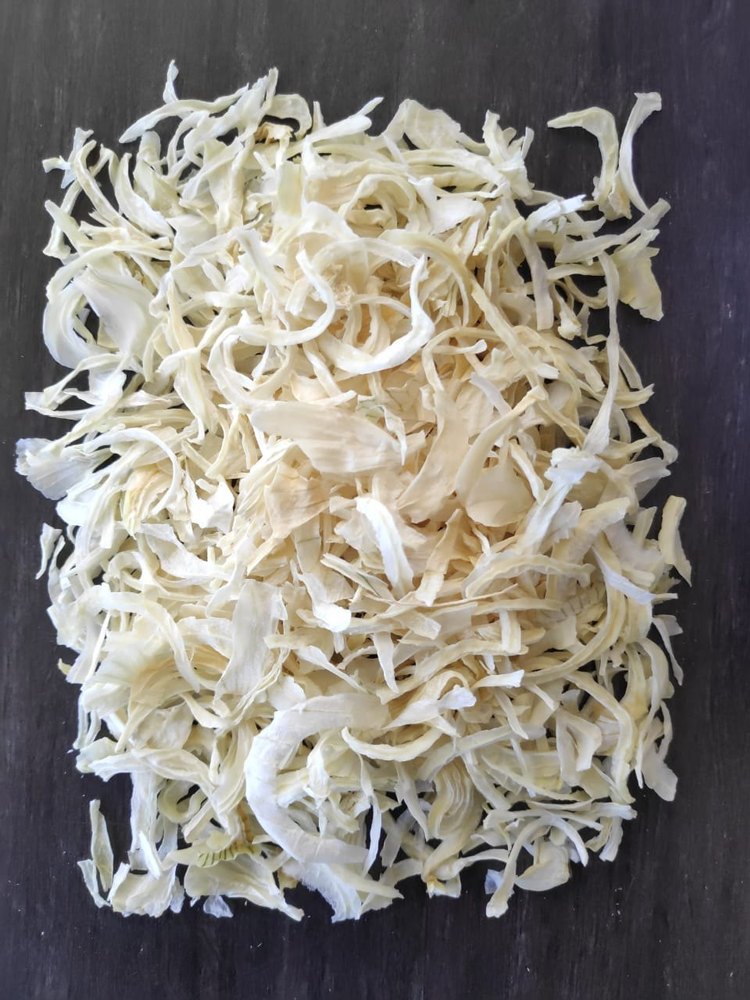 A Grade Dehydrated Kibbled White Onion, Gujarat, Packaging Size: 14 KG