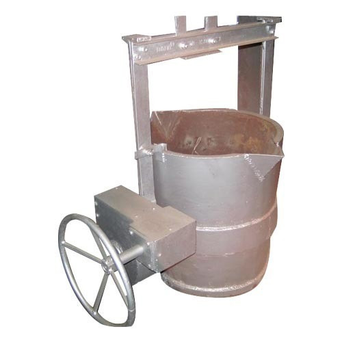 Cast Iron Movable Molten Metal Transfer Foundry Ladle, Ladle Capacity: 2-4 Tons