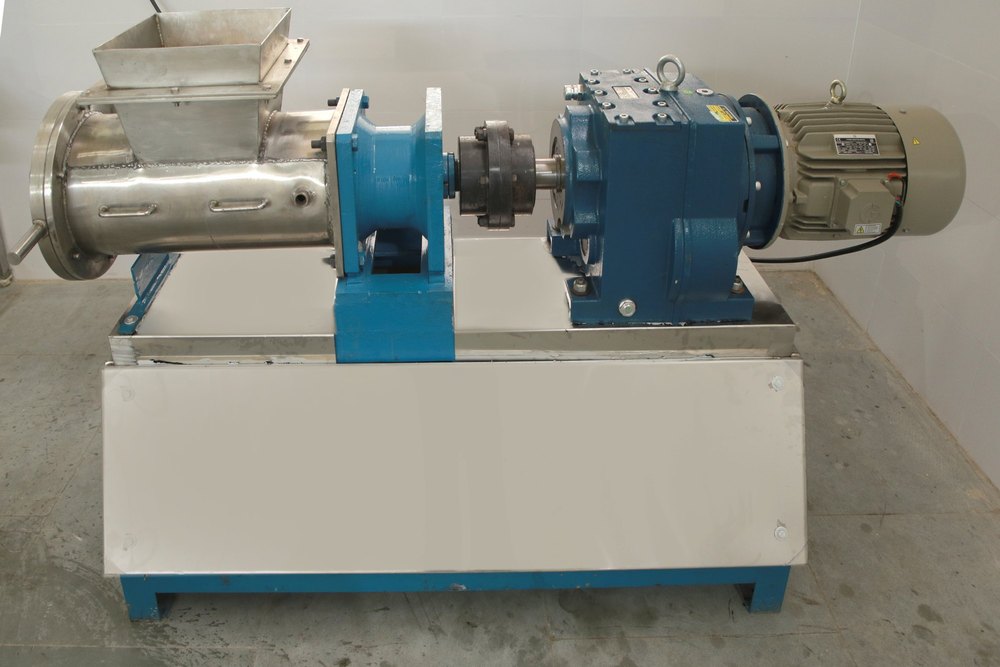 Gayatri Semi-Automatic Heavy Duty Extruder Machines, Capacity: 200kg/hr