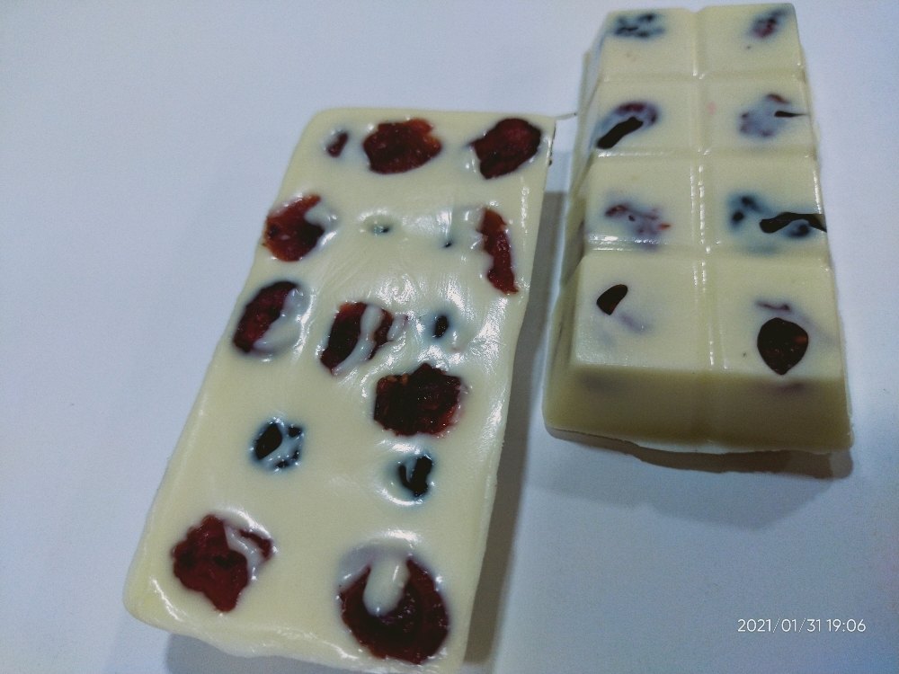 Ved Art White Mixed Berries Chocolate Bar, 50gms