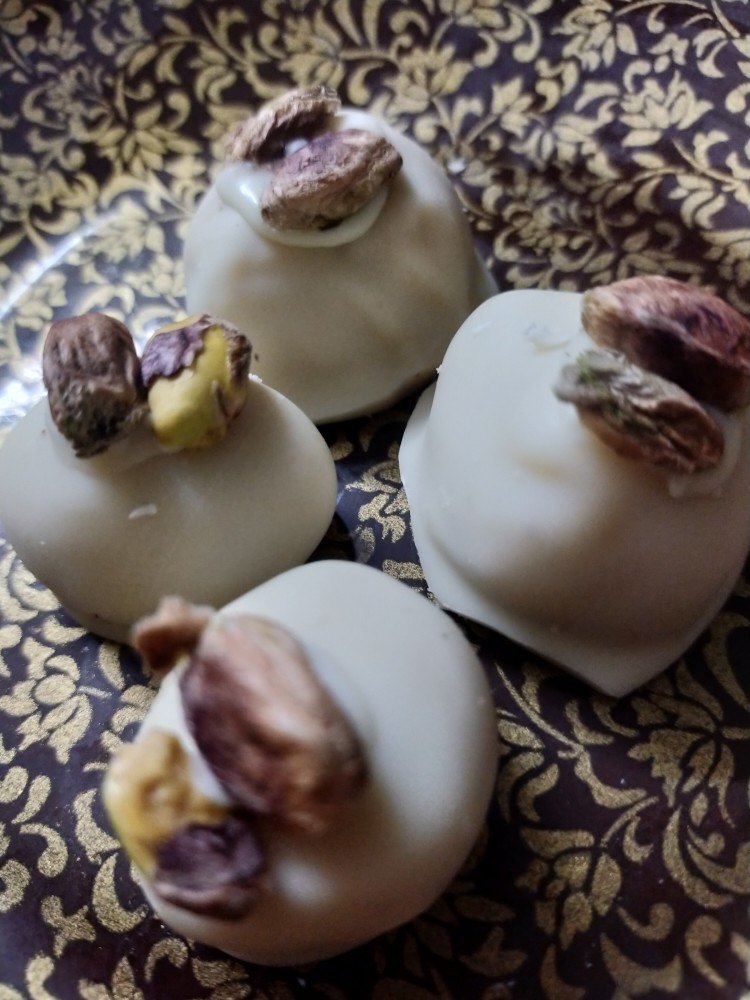 Ved Art Round Kesar Pista Chocolate
