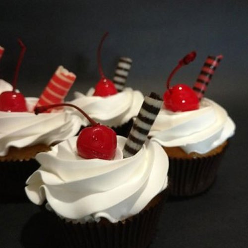 Cherry On Top Vanilla White Cream Cupcakes, Packaging Type: Box