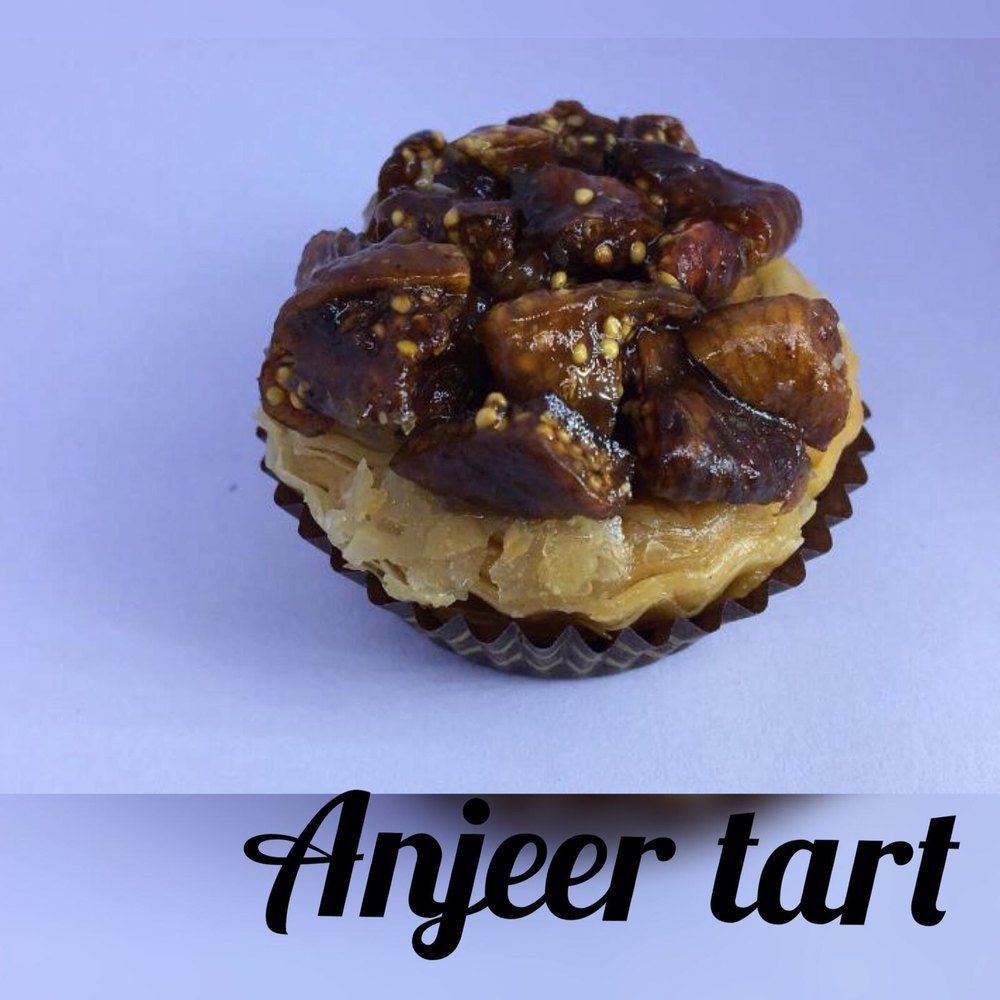 Sweets Cream And Brown Anjeer Tart