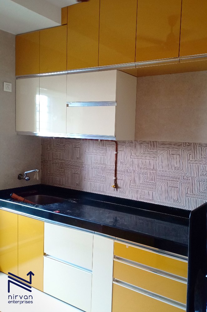 Wooden Parallel Shape Parellel Modular Kitchen (High Gloss Laminated)